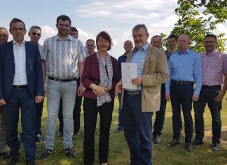 Stiftung Benhausen: Bezirksregierung überreicht die Urkunde.