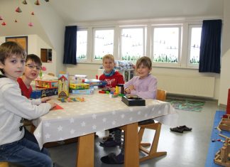Spielzeug, Bastelmaterial und ein Swingcart für die Benser Schulbetreuung