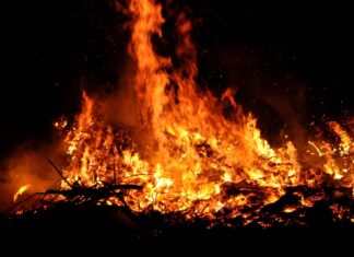 Gemeinschaftliches Engagement beim Osterfeuer