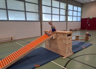 Rollenrutschbahn und Sprungkasten für das Kinderturnen