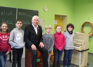 Erwin Grosche beim Grundschulverbund Benhausen-Neuenbeken und neue Bücher für die Bücherei Erwin Grosche zu Gast am Grundschulverbund Benhausen-Neuenbeken